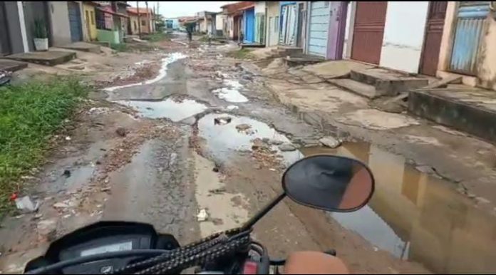 Moradores reclamam de rua tomada por lama e buracos no bairro Santa Rita