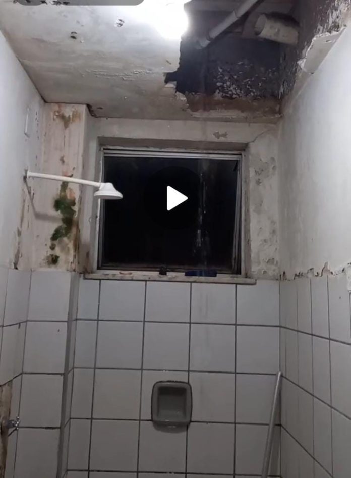 Acompanhantes e pacientes denunciam situação de banheiro no Socorrão