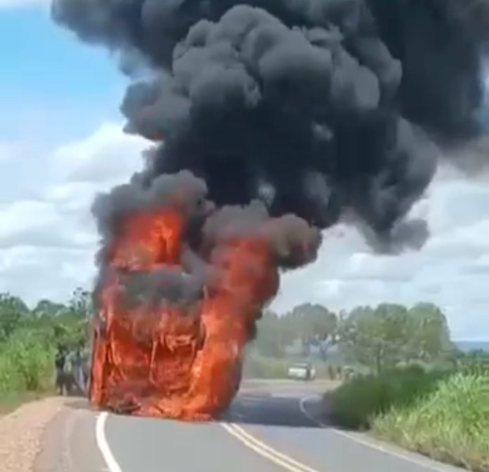 Ônibus que saiu do Maranhão pega fogo na estrada de Mato Grosso