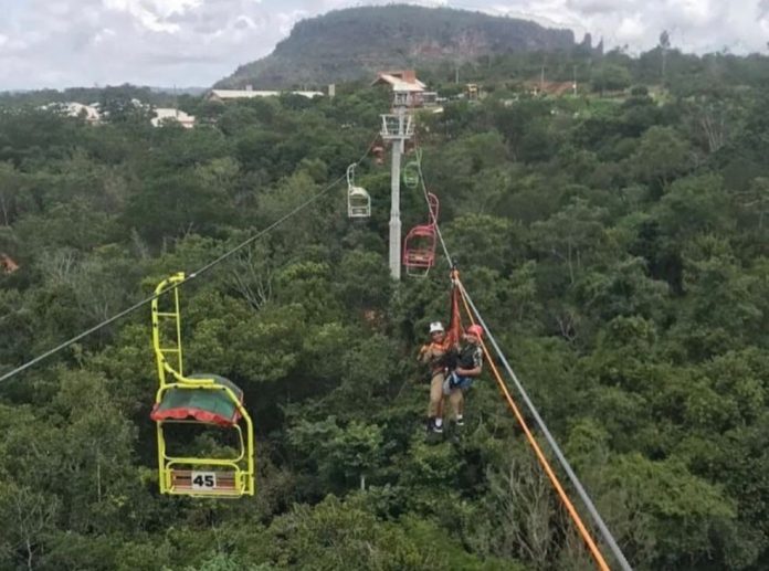 Seis pessoas são resgatadas do teleférico de Pedra Caída