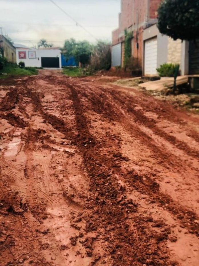 Moradores reclamam de atoleiro em rua na Vila Maderminas