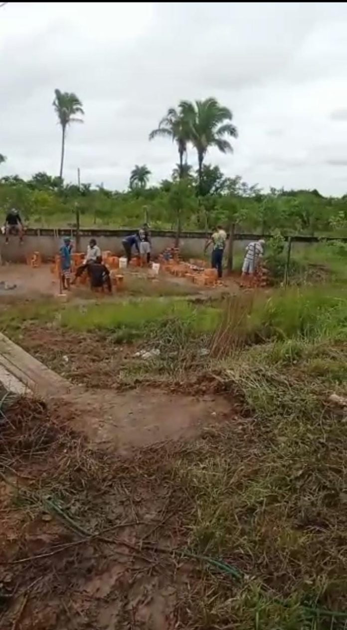 Voluntários fazem mutirão para construir casa de família carente em Imperatriz