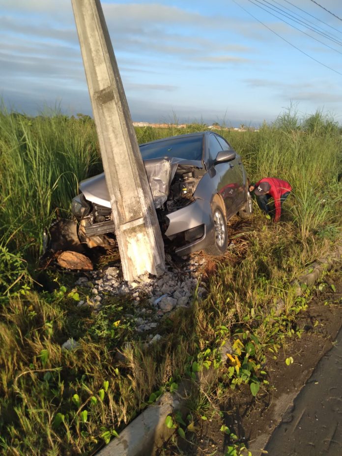 Motorista perde o controle do carro e bate em poste no Santa Inês