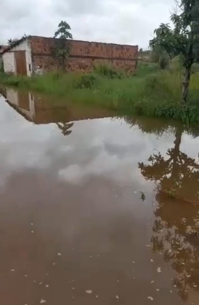 Com rua alagada, moradores ficam ilhados no Parque Alvorada I