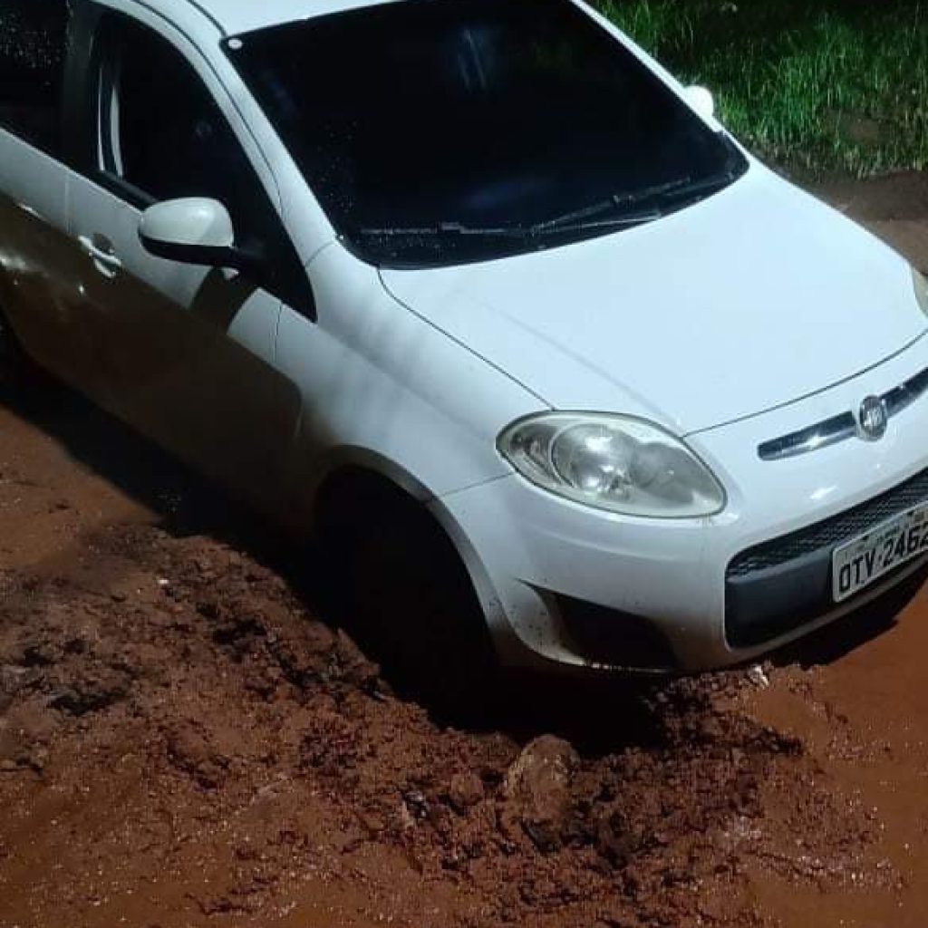 Motorista fica com carro atolado em avenida com lama e buracos em Imperatriz