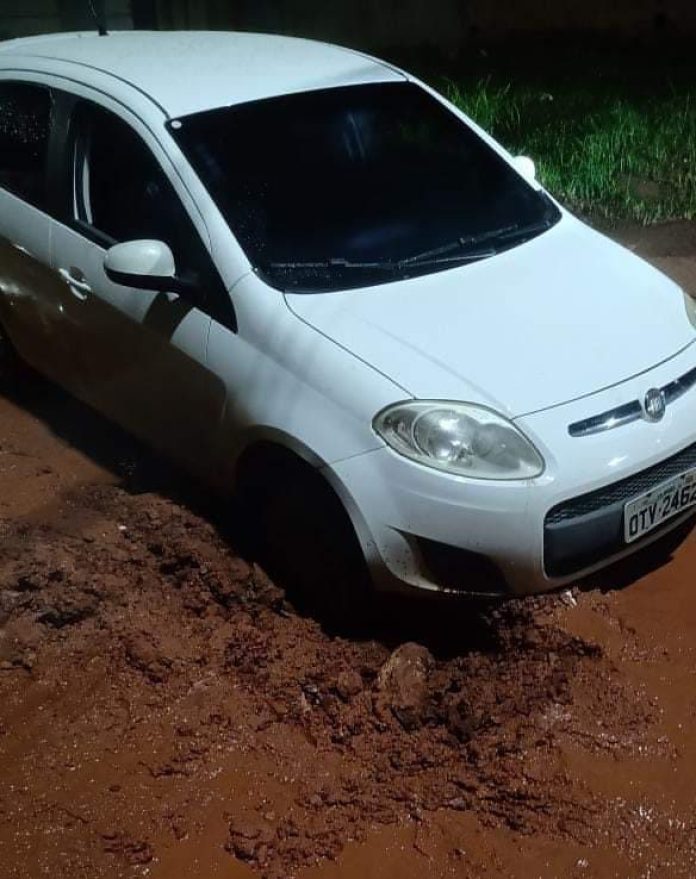 Motorista fica com carro atolado em avenida com lama e buracos em Imperatriz