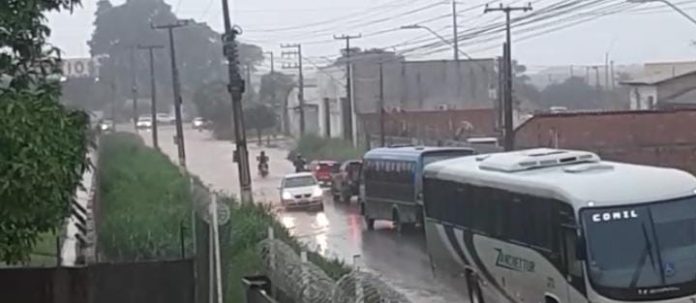 Manhã de quarta-feira com alagamentos em Imperatriz