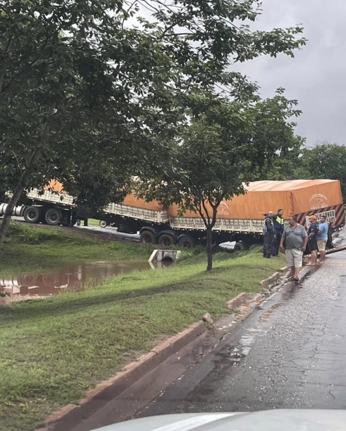 Afundamento de asfalto na BR-010 causa atolamento de veículos