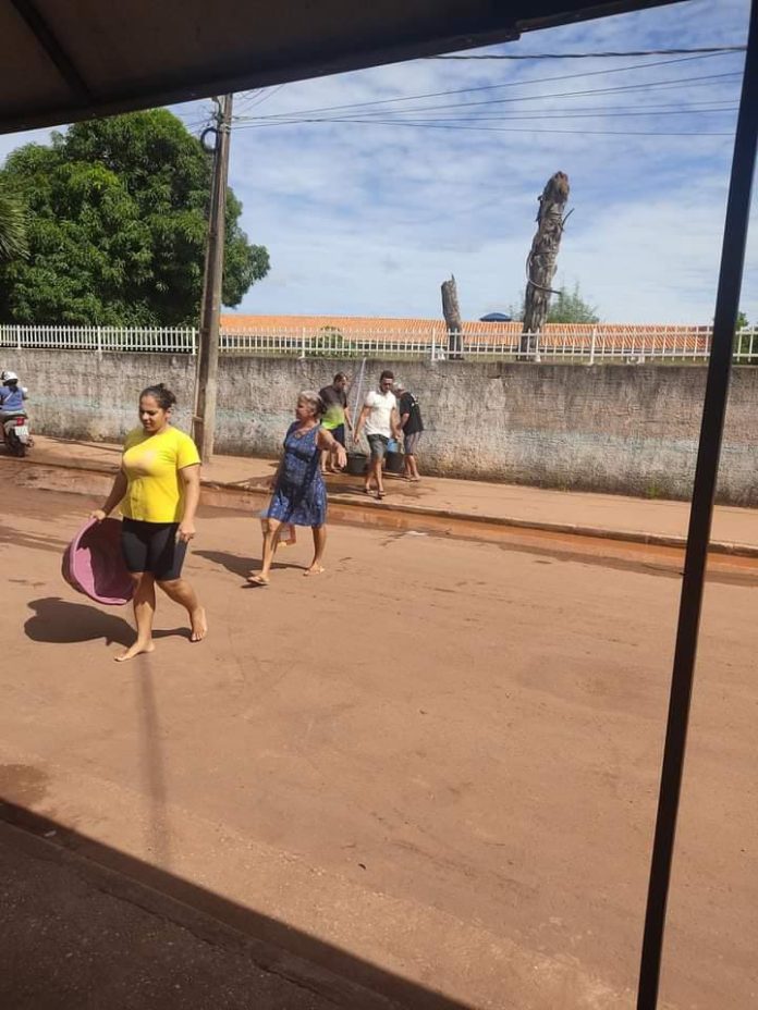 Moradores denunciam falta de água há uma semana na Vila Nova