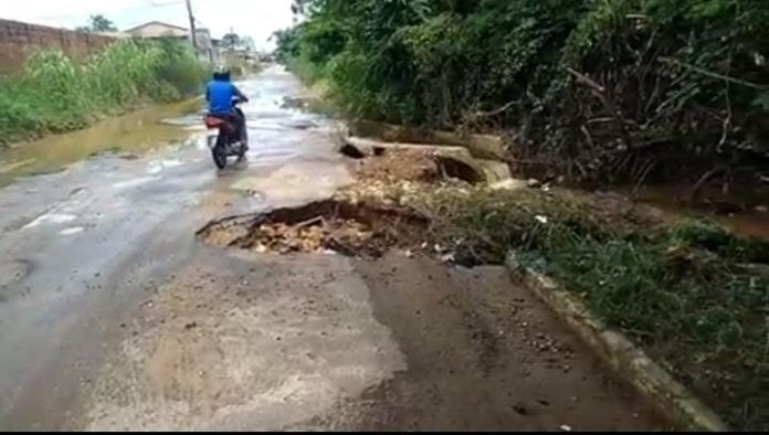 Cratera revolta moradores na Rua São João