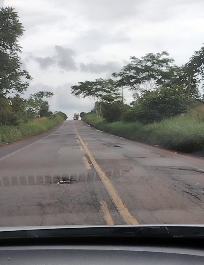 Motoristas invadem pista contrária para tentar escapar de buracos na BR-010