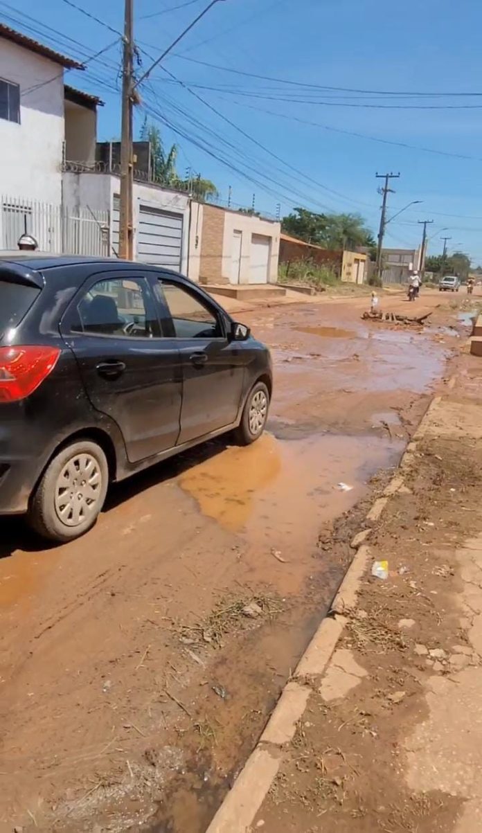 Buraqueira e lama tomam conta de rua no Parque Alvorada
