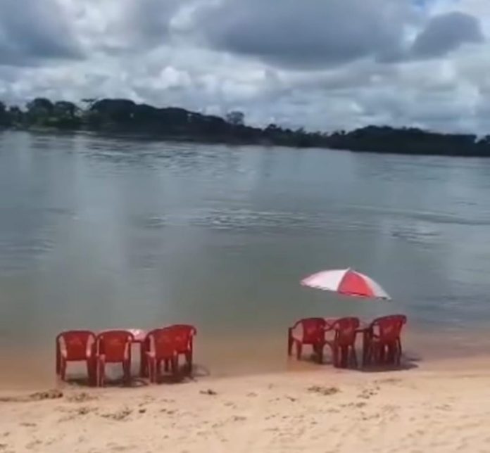 Barraqueiros começam a montar estrutura nas margens do Rio Tocantins