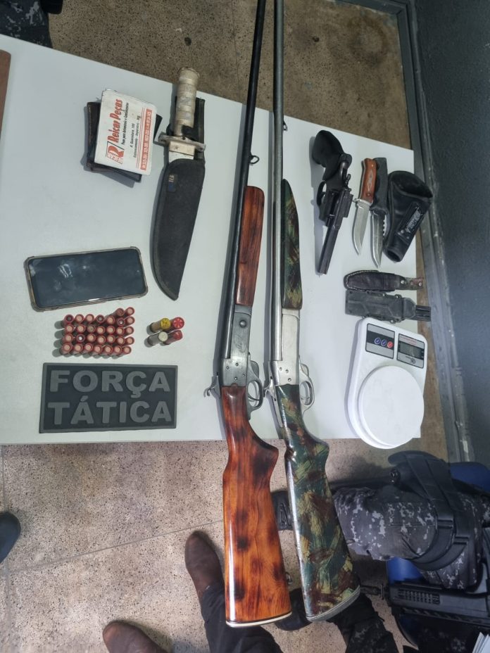 Homem é preso após bater na própria esposa e ser encontrado com várias armas