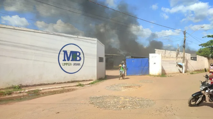 Fogo em vegetação e lixo provocam incêndio em garagem de empresa de limpeza em Imperatriz