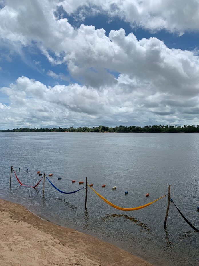 Acabou o expediente? Barraqueiros montam estrutura perto do Rio Tocantins