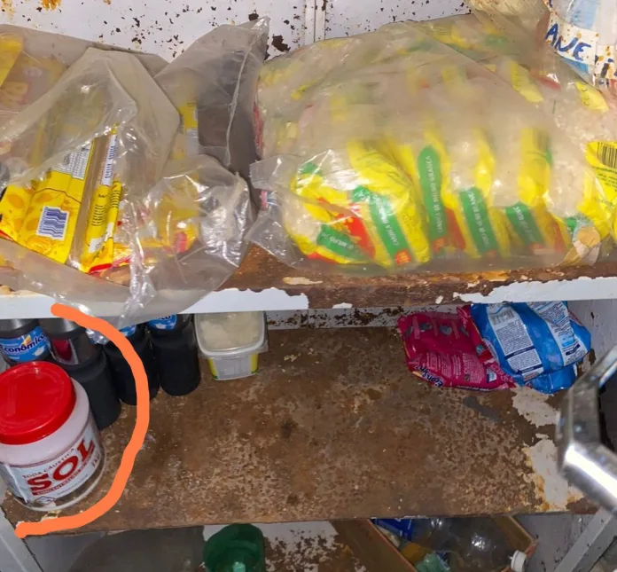 Merenda é guardada em armários enferrujados junto com materiais de limpeza em escola no MA