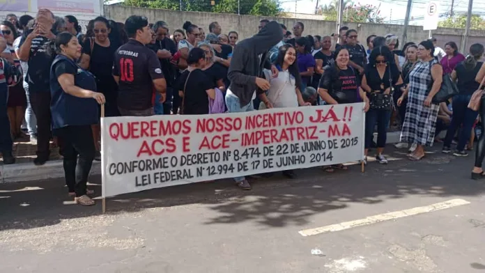 Agentes de saúde de Imperatriz fazem protesto em frente a prefeitura