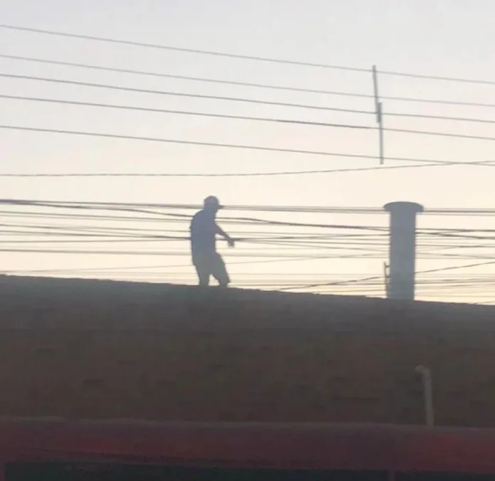 Policiais de folga flagram criminoso tentando invadir estabelecimento pelo telhado