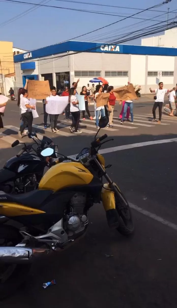 Alunos da rede estadual de Imperatriz fazem protesto cobrando conclusão da reforma de escola