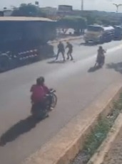 Homem em moto com criança perde o controle do veículo que é destruído por carreta na BR-222