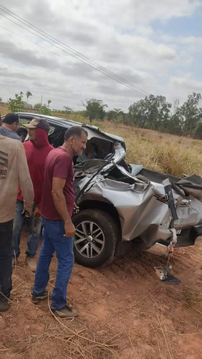 Acidente envolvendo duas carretas e um carro deixa trânsito lento na BR-010