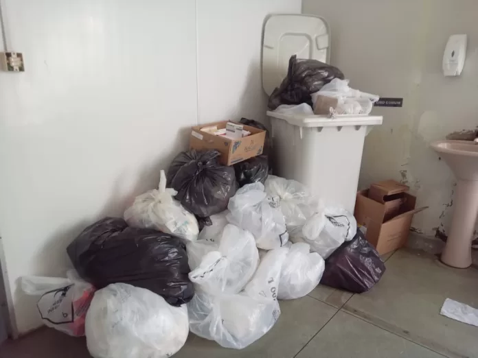 Funcionários de limpeza do Socorrão de Imperatriz paralisam serviços por causa de salários atrasados