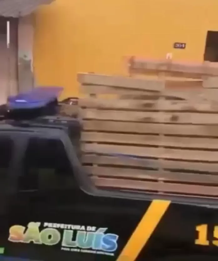 Vídeo mostra carro da SMTT transportando paletes de madeira em São Luís