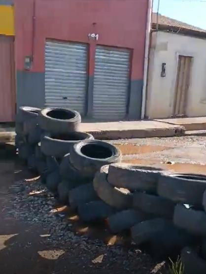 Moradores interditam rua Santa Rita com pneus por falta de infraestrutura