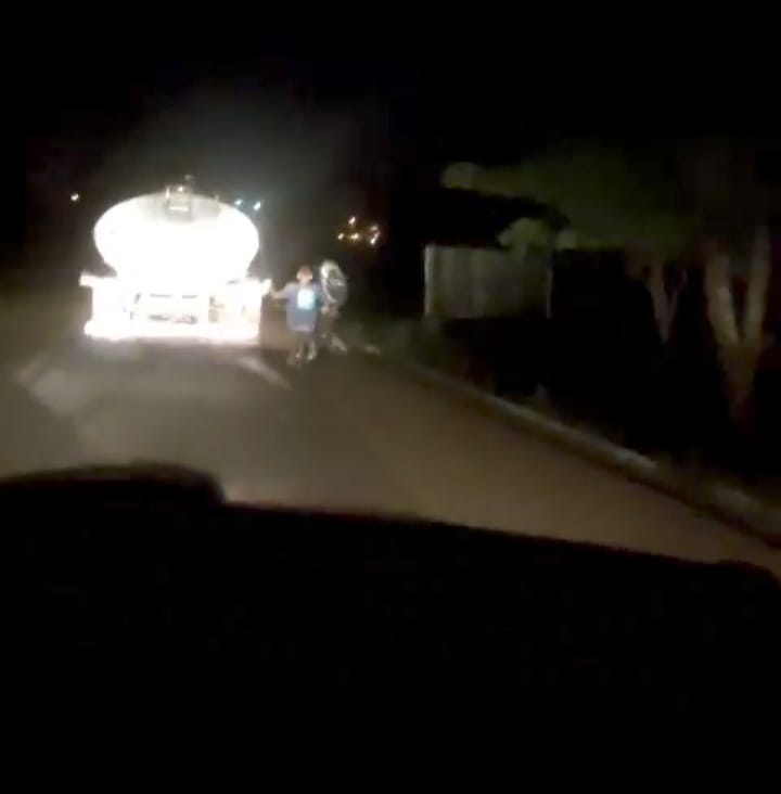 Jovens são flagrados pegando carona na traseira de caminhão de coleta de lixo em ITZ 1 Imagens de Notícias de Imperatriz