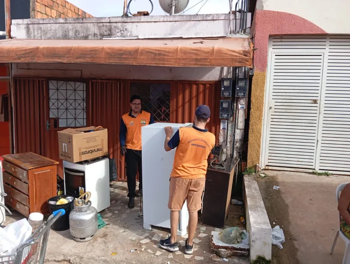 Famílias começam a deixar suas casas por causa do aumento do nível do Rio Tocantins 