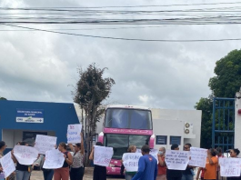 Funcionários e familiares de alunos da Apae protestam novamente cobrando repasses