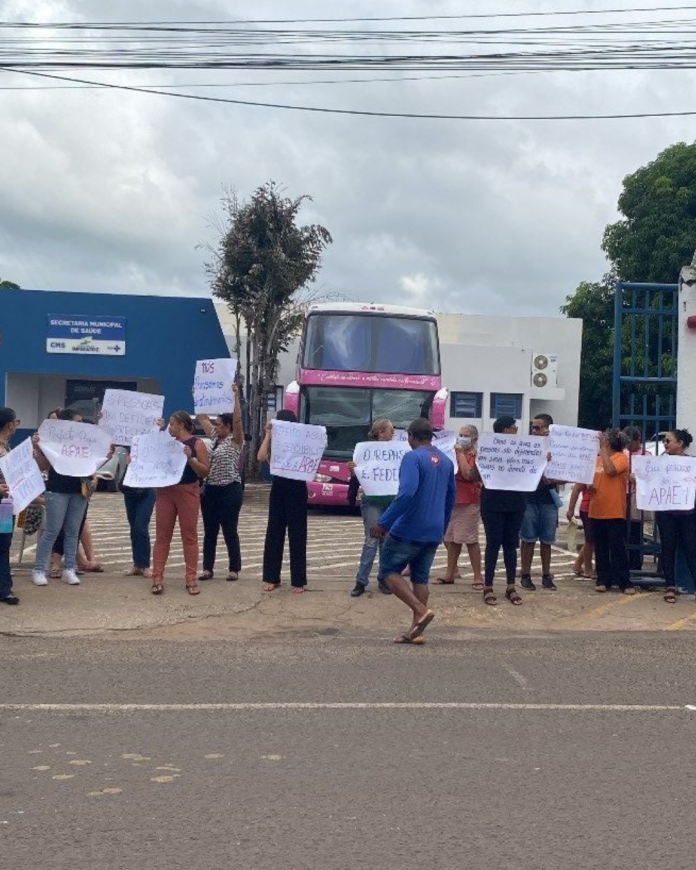 Funcionários e familiares de alunos da Apae protestam novamente cobrando repasses