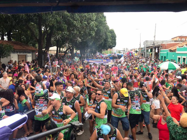 Sexta-feira com folia na Praça da Cultura