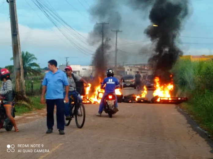 Moradores interditam avenida em protesto à falta de infraestrutura