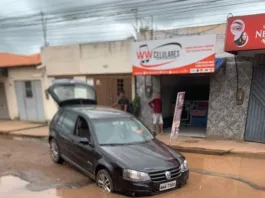 Carro fica atolado em cratera na rua Euclides da Cunha