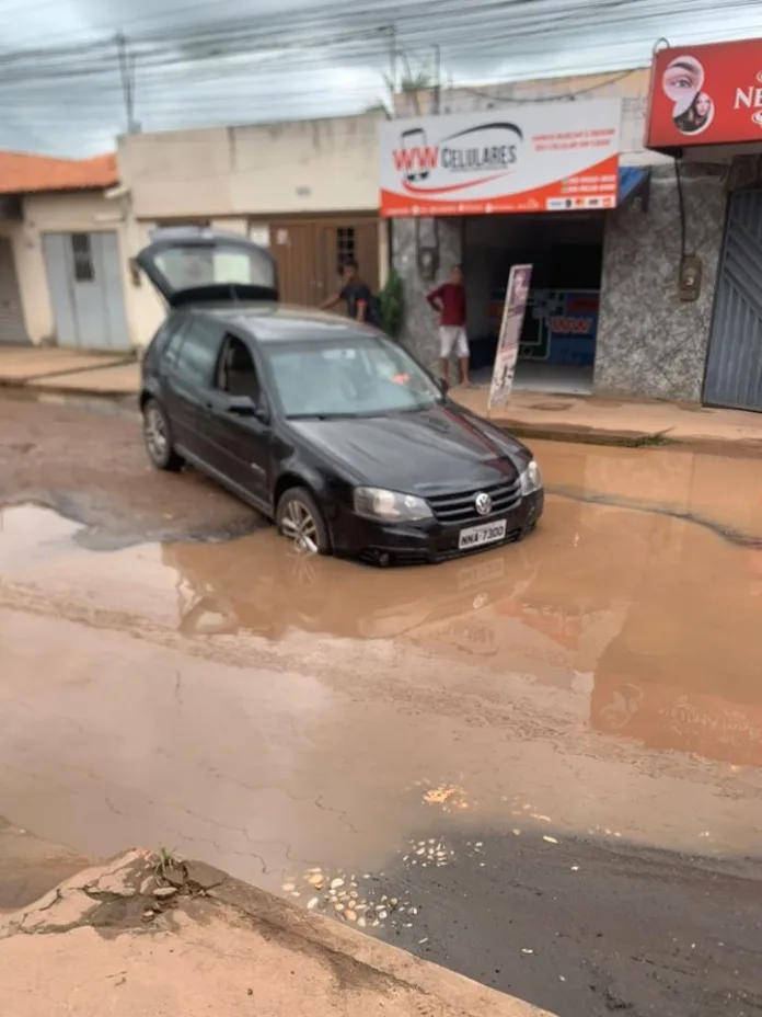 Carro fica atolado em cratera na rua Euclides da Cunha