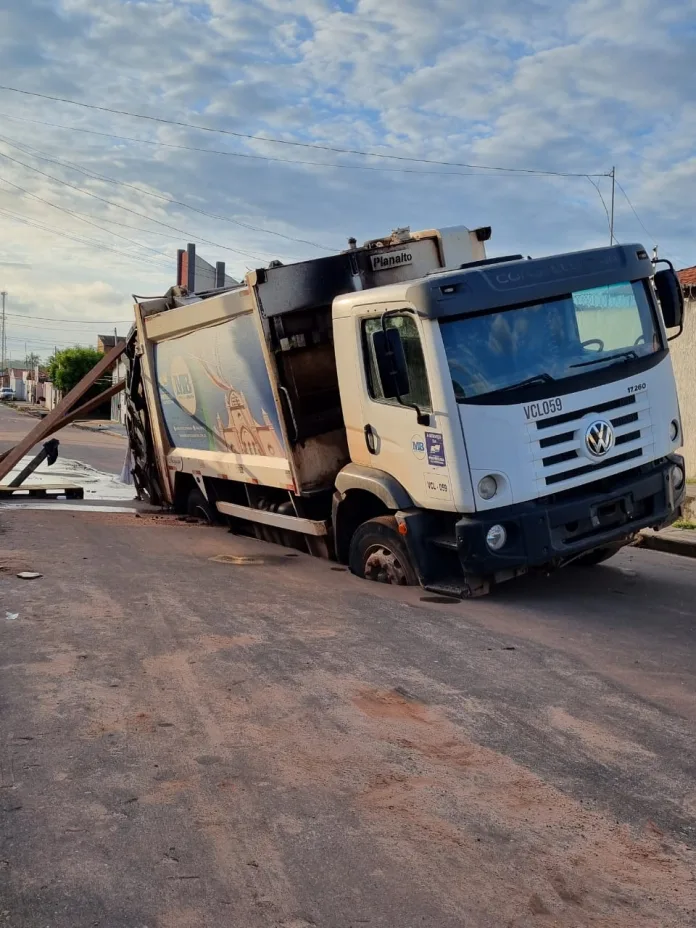 Caminhão da coleta de lixo fica atolado após asfalto ceder no Parque das Estrelas