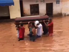 Caixão é transportado em meio a enchente no Maranhão