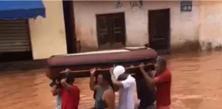 Caixão é transportado em meio a enchente no Maranhão