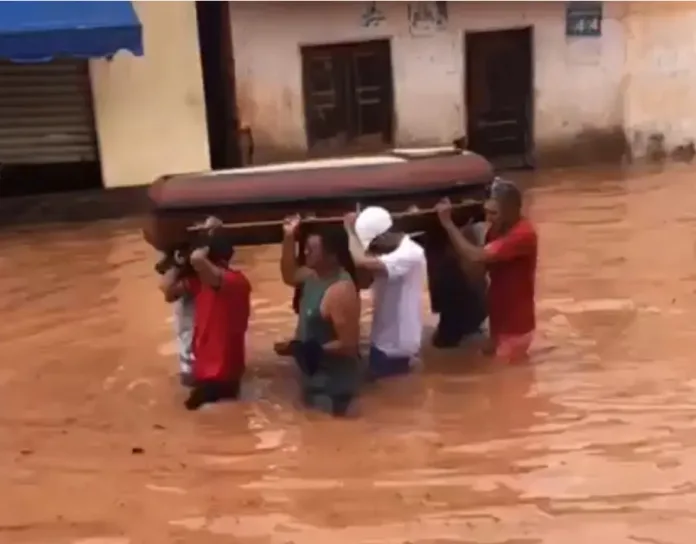 Caixão é transportado em meio a enchente no Maranhão