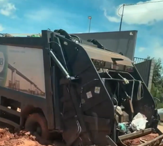 Caminhão do lixo fica atolado em buraco no Anel Viário