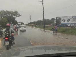 Trânsito complicado por causa de alagamento na BR-010 e na Avenida JK