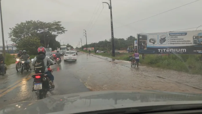 Trânsito complicado por causa de alagamento na BR-010 e na Avenida JK