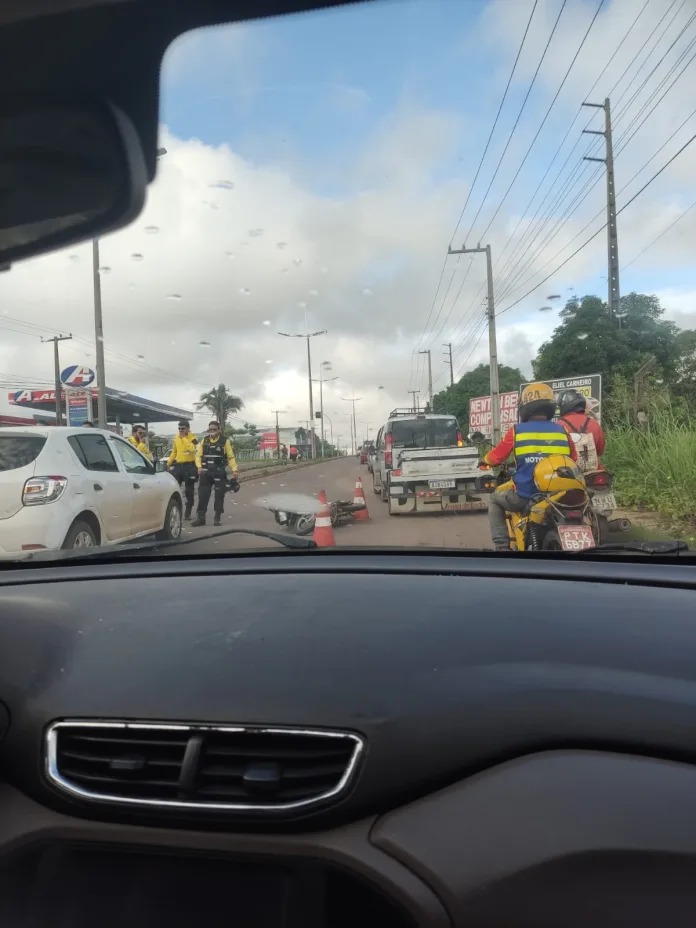 Acidente deixa trânsito lento na Av. Pedro Neiva de Santana