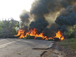 Manifestantes bloqueiam MA-014 em protesto à falta de infraestrutura