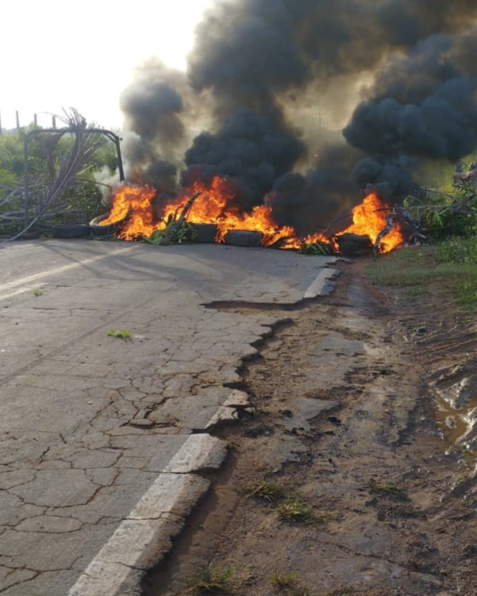 Manifestantes bloqueiam MA-014 em protesto à falta de infraestrutura