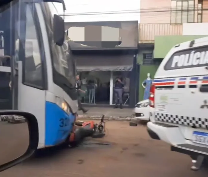 Acidente entre ônibus e motocicleta no Centro de Imperatriz