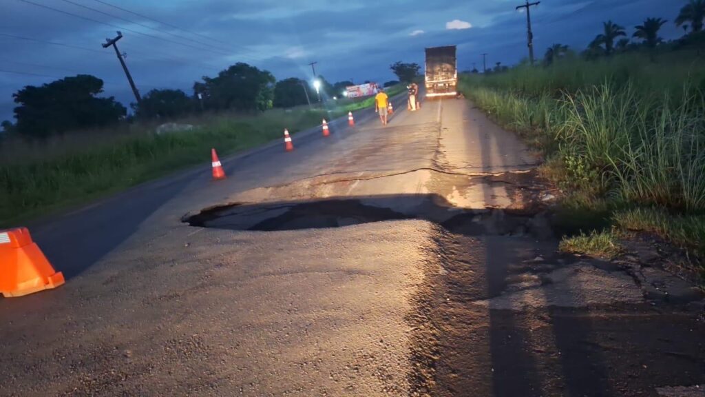 Mais um trecho da BR-222 é interditado por causa de erosão 2 Imagens de Notícias de Imperatriz