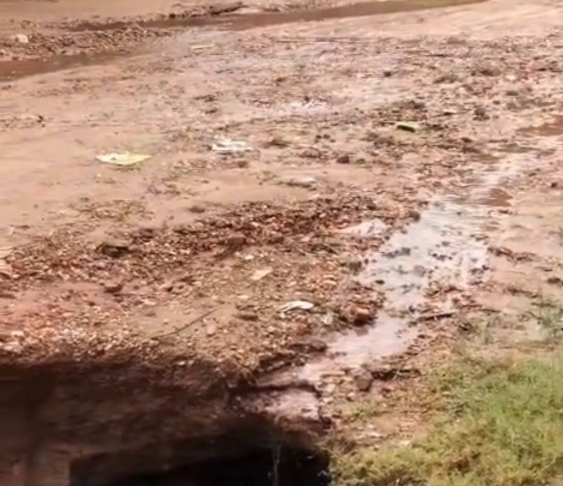 Moradores denunciam buraco gigante em rua do bairro Vila Fiquene